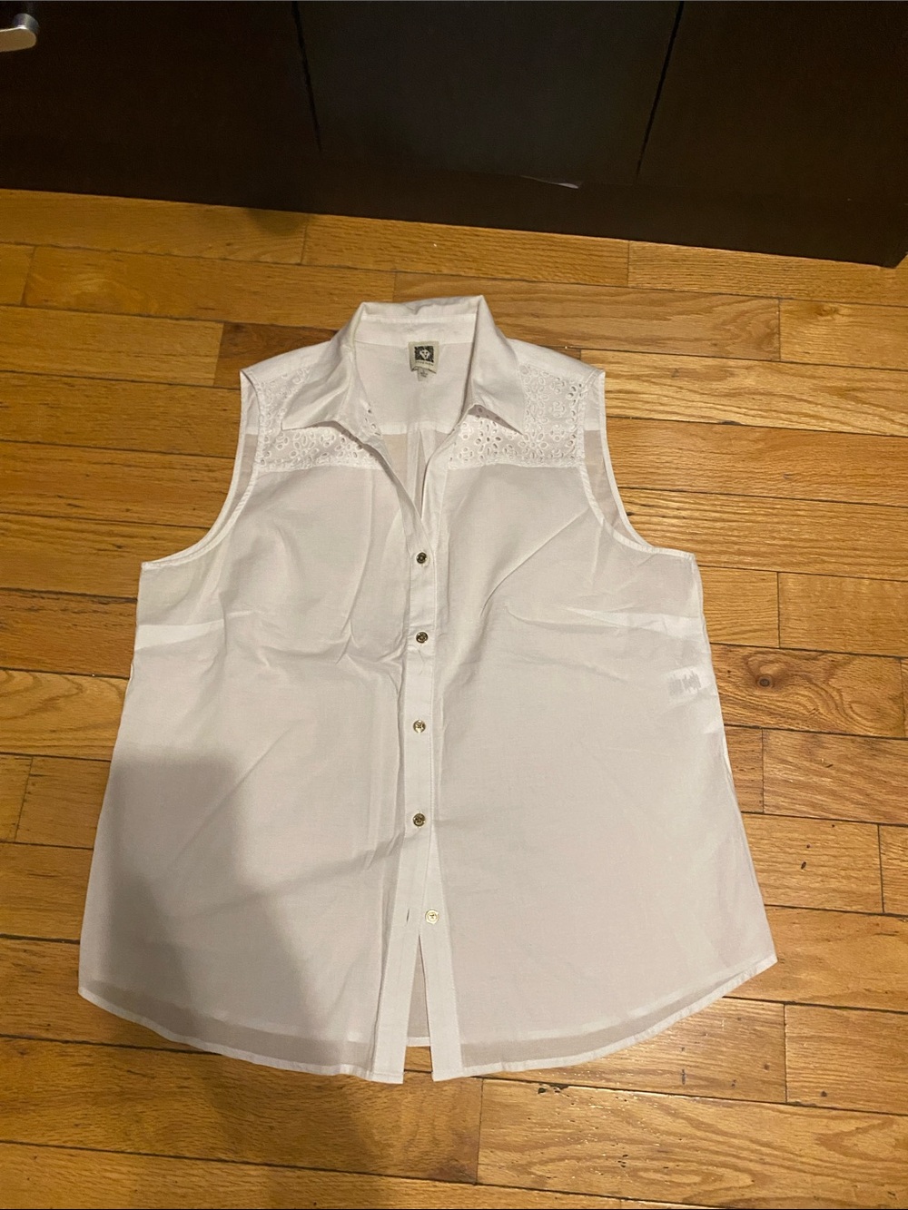 Anne Klein White Eyelet Collared Sleeveless Top